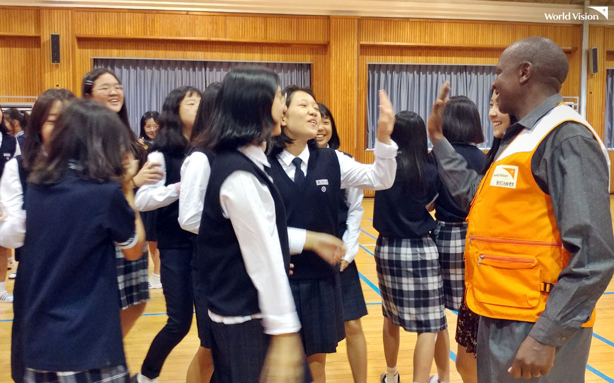 삼부르 마을의 변화를 생생히 전하려 오바댜 씨가 찾아왔습니다
