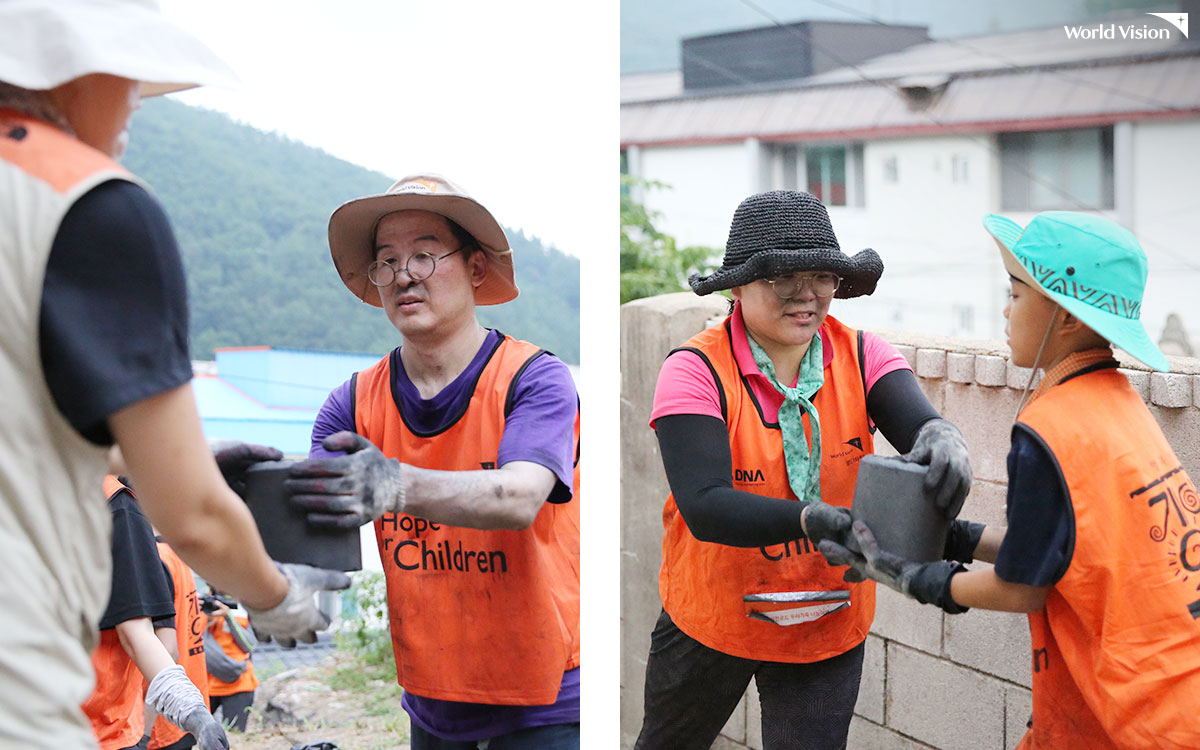 배달기사조차 오지 않는 장태호(가명) 할아버지 집에 연탄을 나르는 모습
