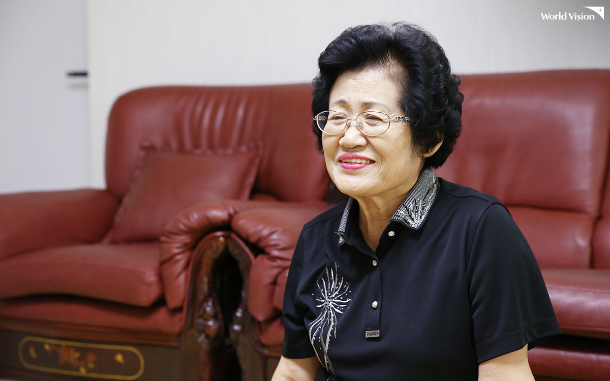 웃고있는 할머니