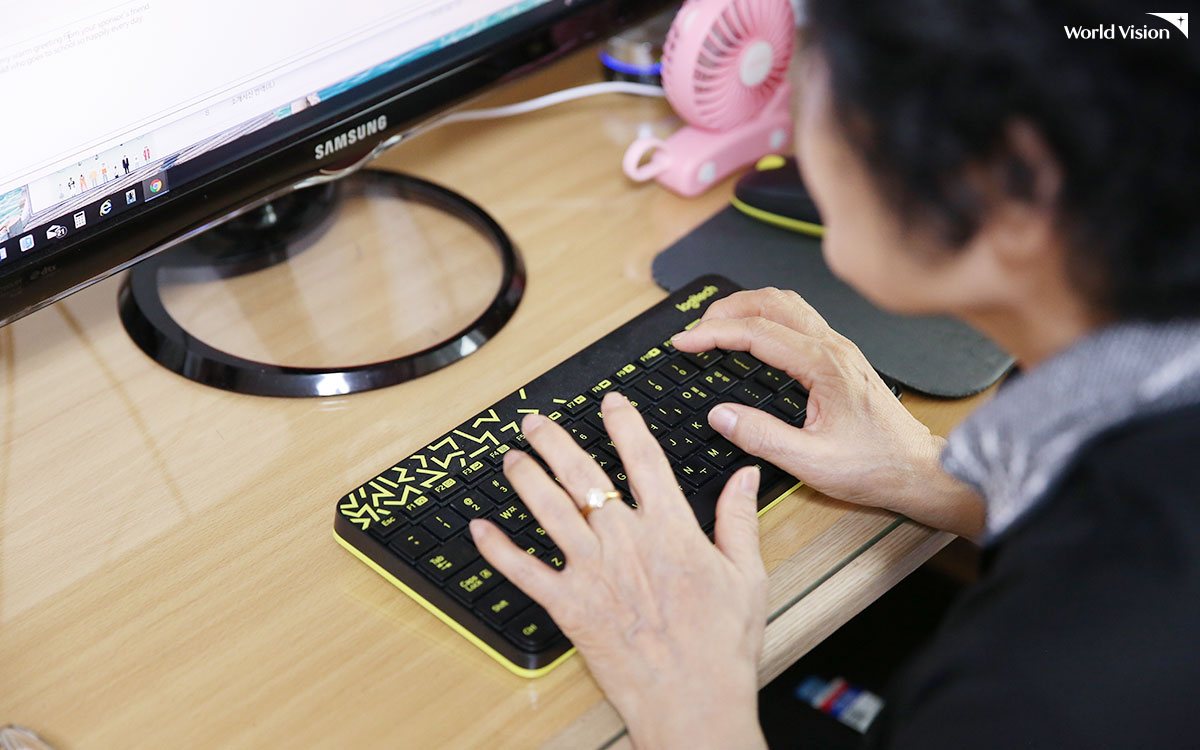 키보드를 치고 있는 할머니