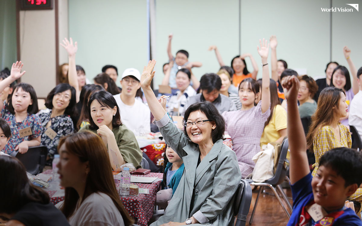함께 웃고 즐거워하며 어느 새 하나가 되어 가고 있는 새내기 후원자들.