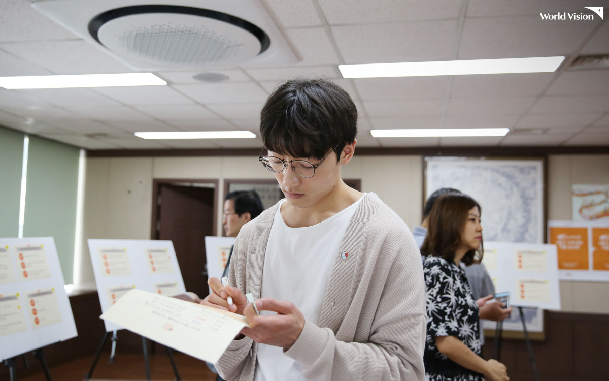 라운딩 심사시간 막바지까지 심사숙고하는 심사위원들 모습
