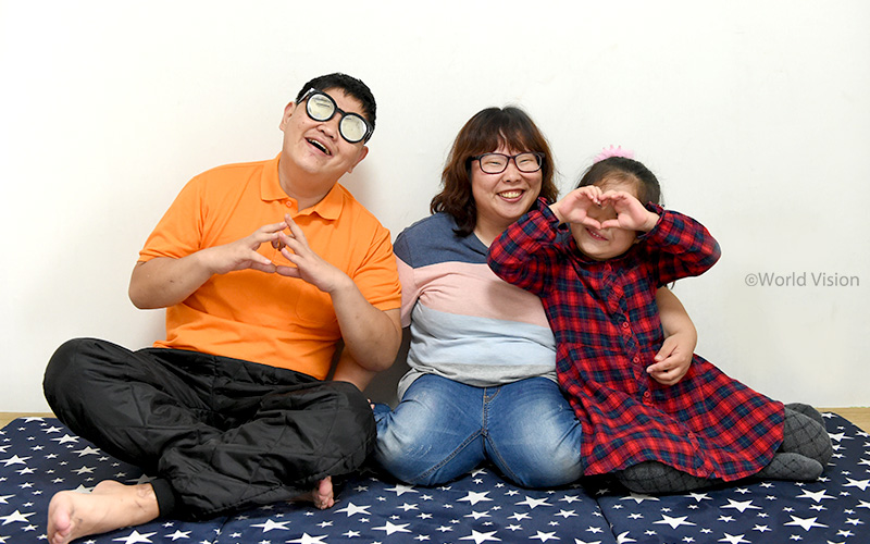 웃고 있는 엄마아빠와 은별이