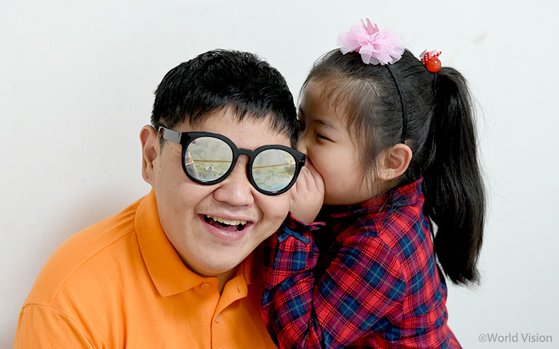 아빠와 대화하는 은별이