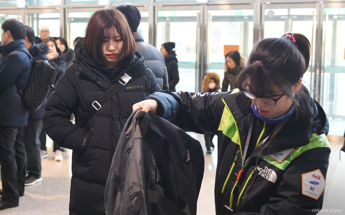 평창올림픽플라자에 마련된 성화대에 점화