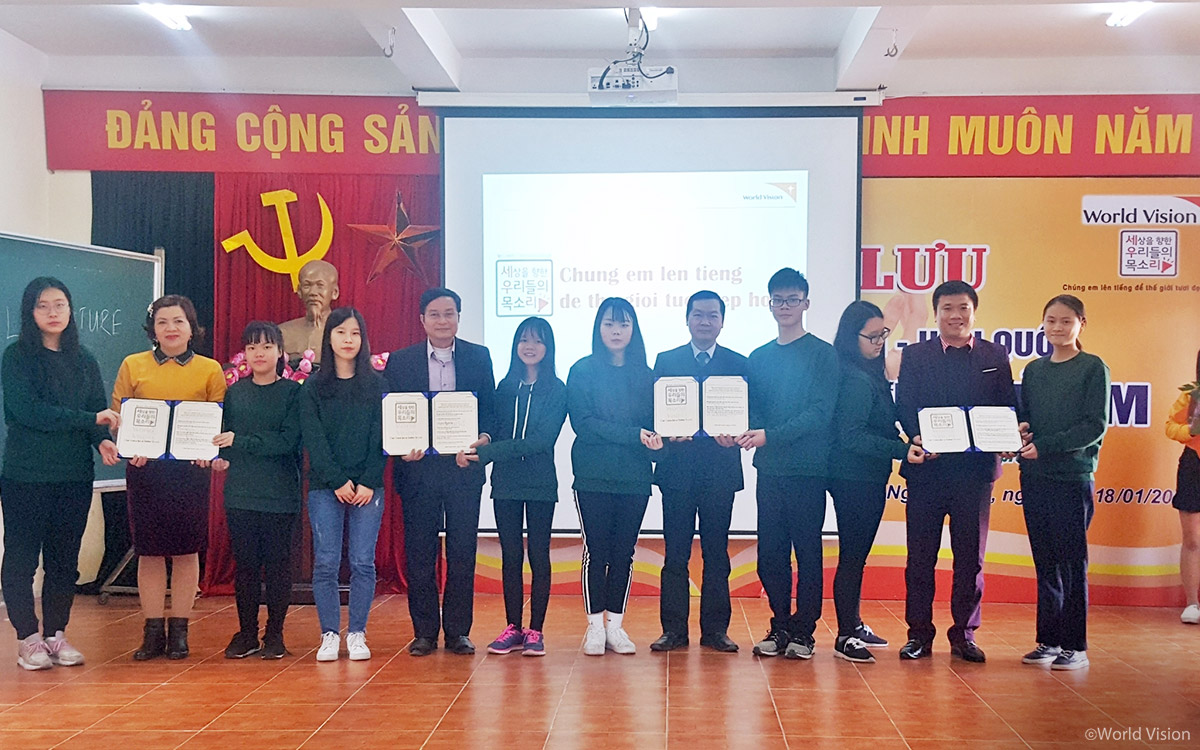 베트남 응오꾸엔 지역 관계자들에게 직접 전달된 아이들의 '정책제안문'