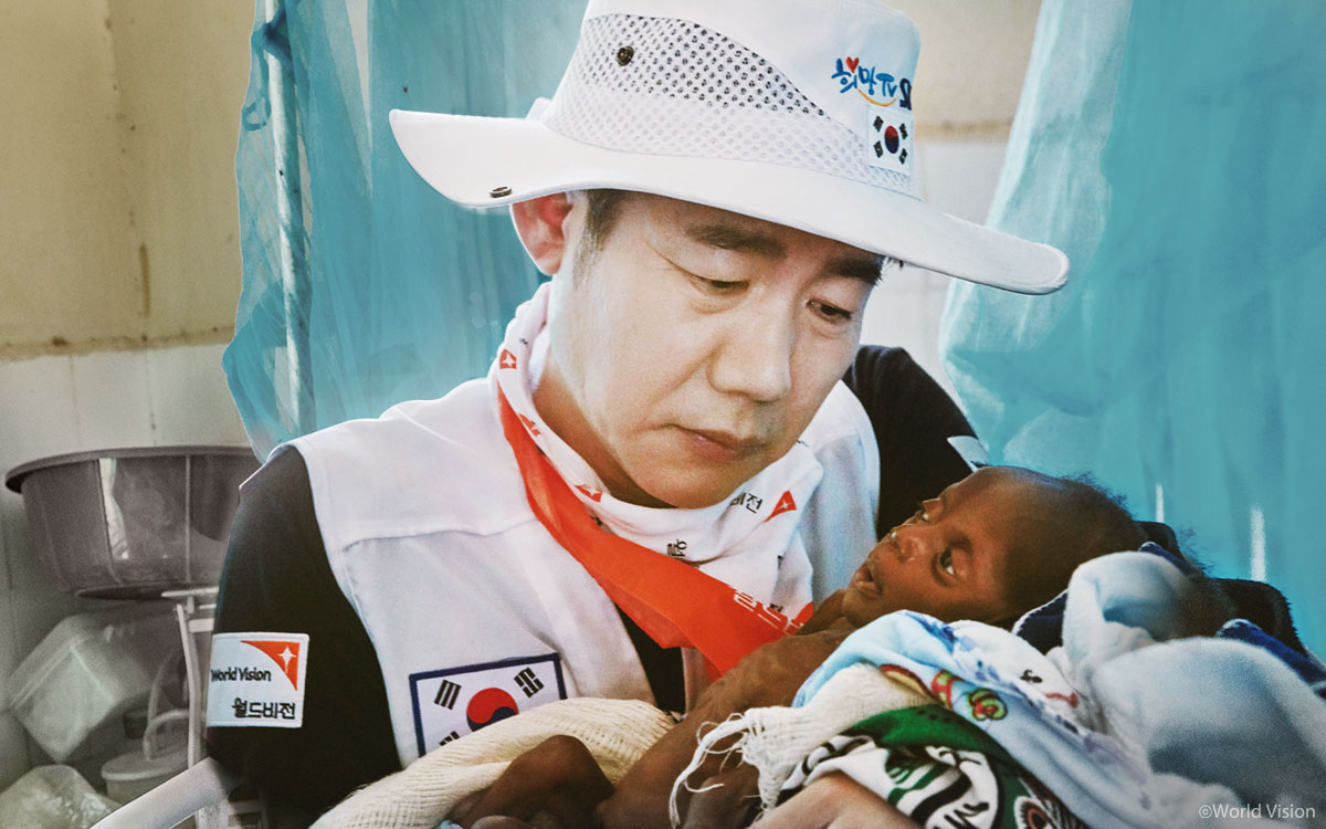 당시 4개월이었던 레이몬드를 품에 안은 박상원 친선대사