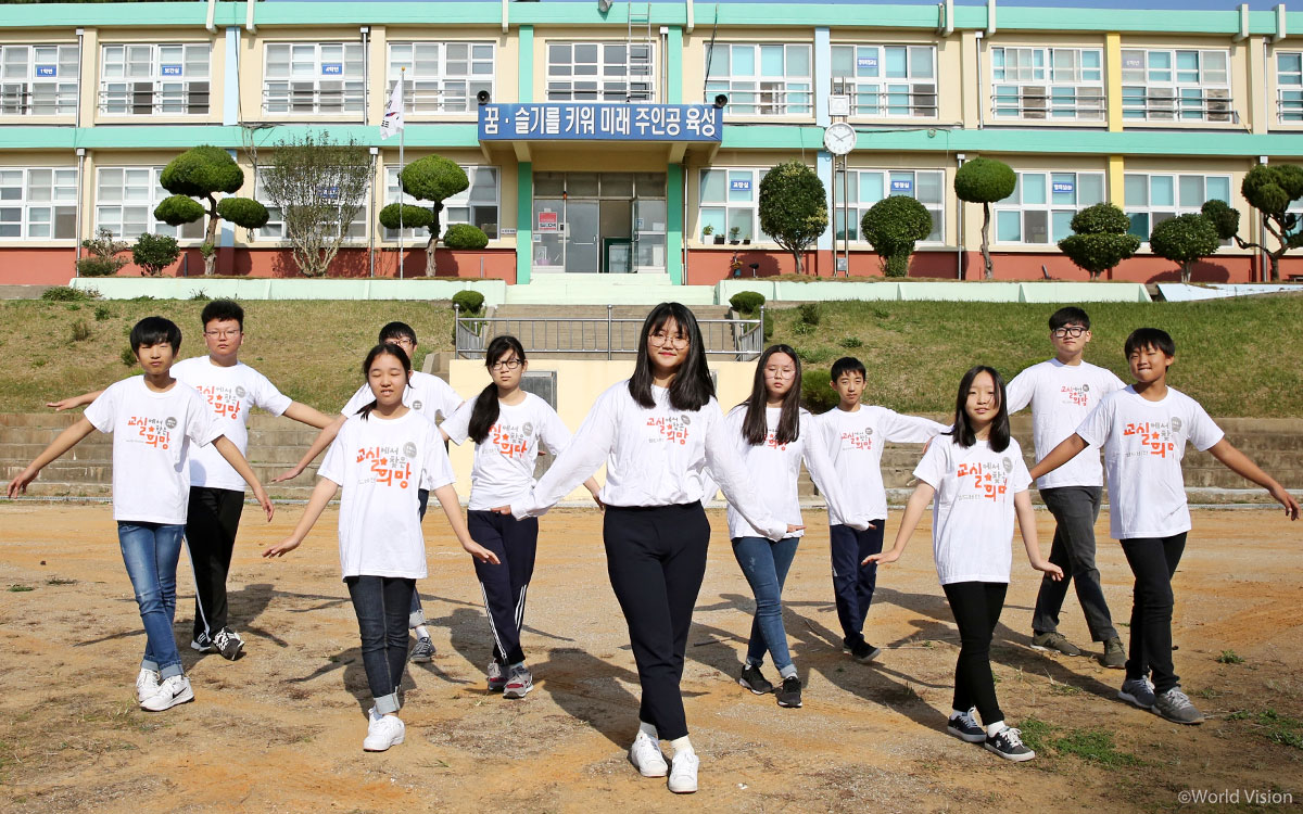 꼬맹이들이 무럭무럭 자라 중학생이 되었어요. 누가 누군지 알아 보시겠어요~?