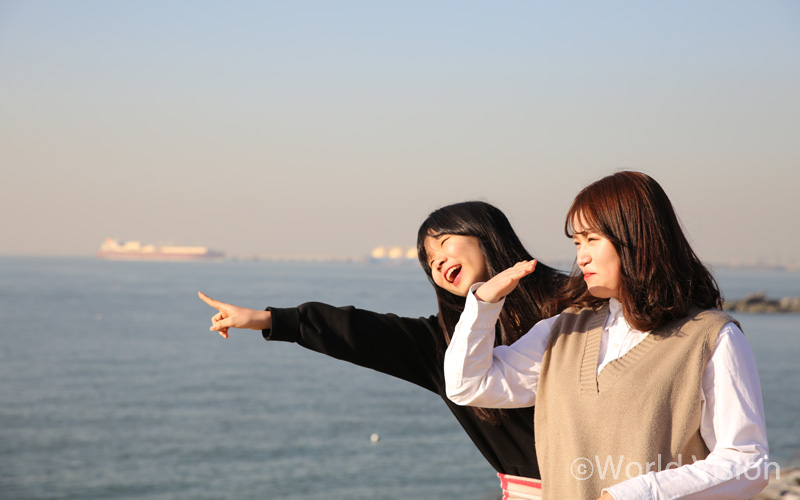 바다를 보며 자란 아이들. 거친 파도도, 잔잔히 빛나는 물결도 모두 바다의 모습이란다. 그러니, 힘든 시간 역시 즐거운 내일의 또 다른 모습일거라는 여유를 유진이와 영아는 자연 속에서 친구의 손을 잡고 배워가고 있다.