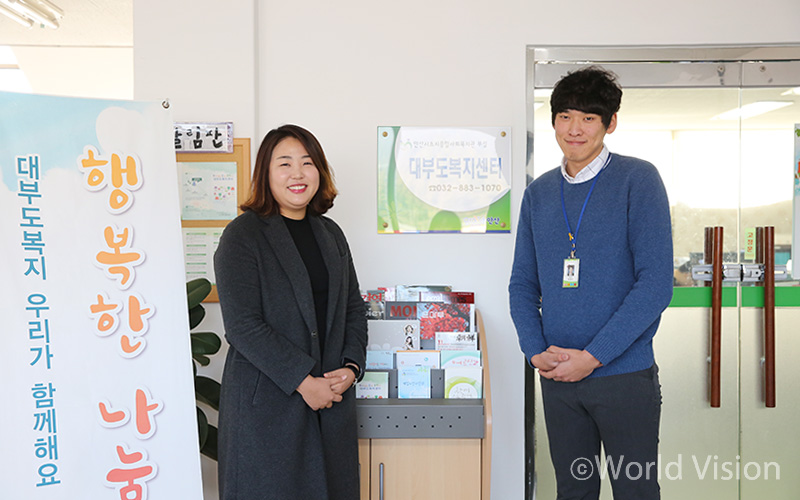 아이들의 친구처럼 부모처럼 든든한 버팀목이 되어주고 있는 대부도복지센터 김가연 센터장과 박종민 사회복지사(왼쪽부터)