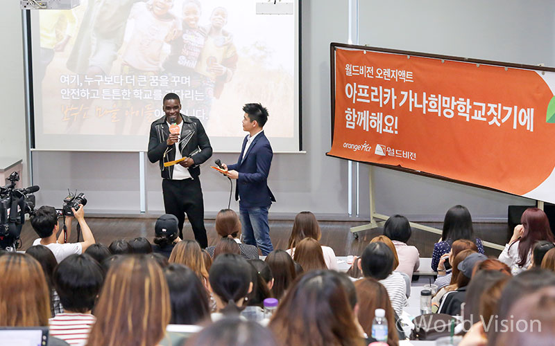 이화여대에 방문해 직접 프로젝트를 설명하는 샘 오취리
