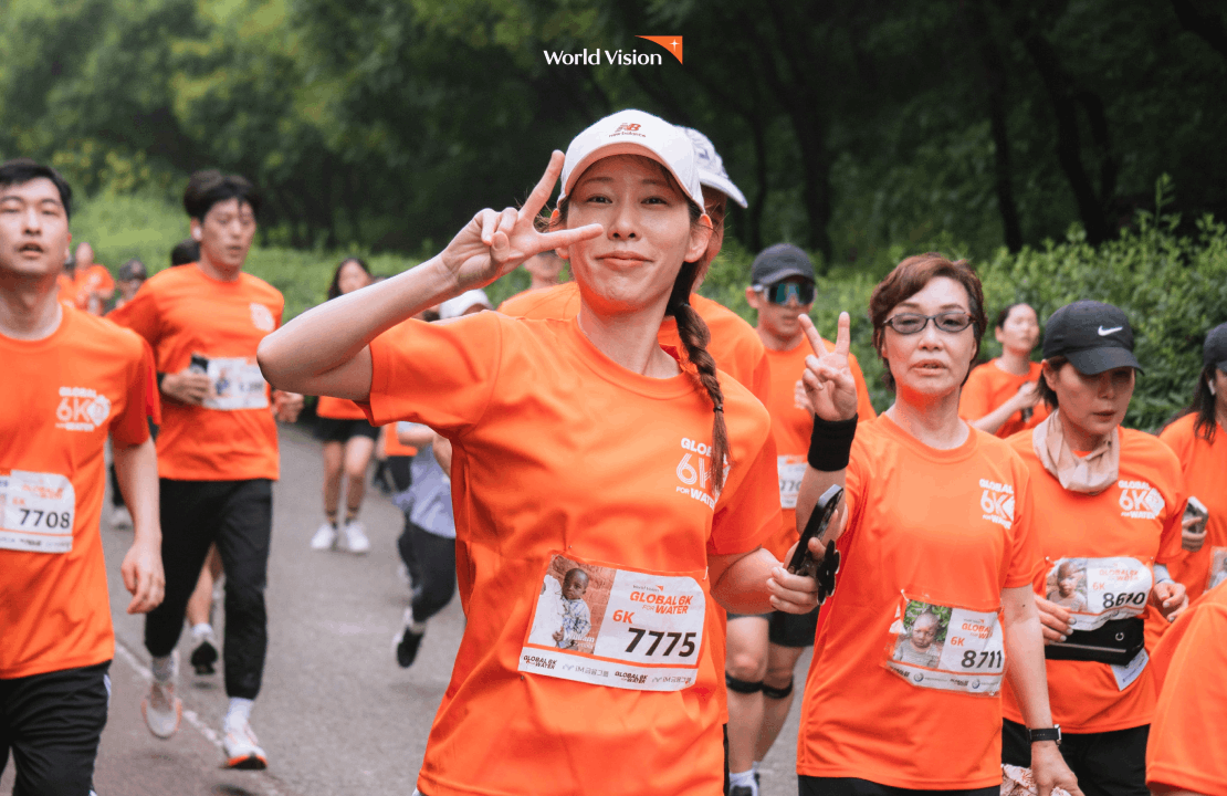 2025 글로벌 6K 마라톤 서울 대회에서 달리고 있는 참가자의 사진입니다. 