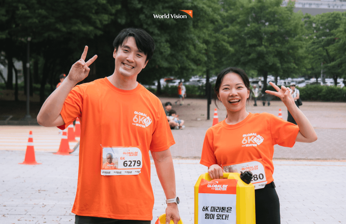 2025 글로벌 6K 마라톤 서울 대회에서 환하게 웃으며 사진을 찍는 참가자들의 모습입니다. 