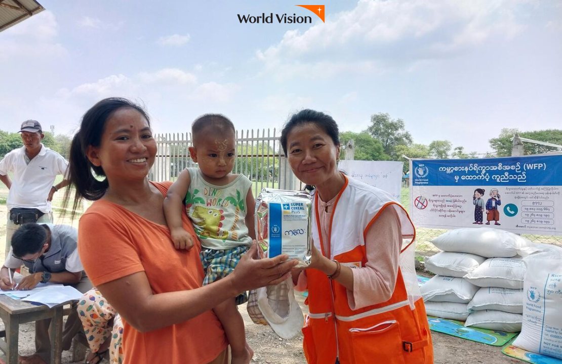 식량을 배분하고 있는 월드비전 직원과 미얀마 주민