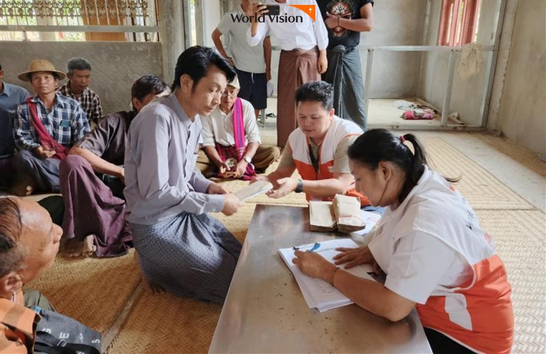 현금을 배분하는 월드비전 직원과 미얀마 주민
