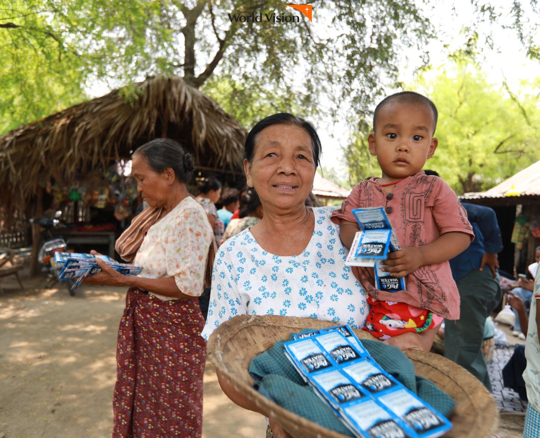 정수 분말을 수령한 할머니와 아동