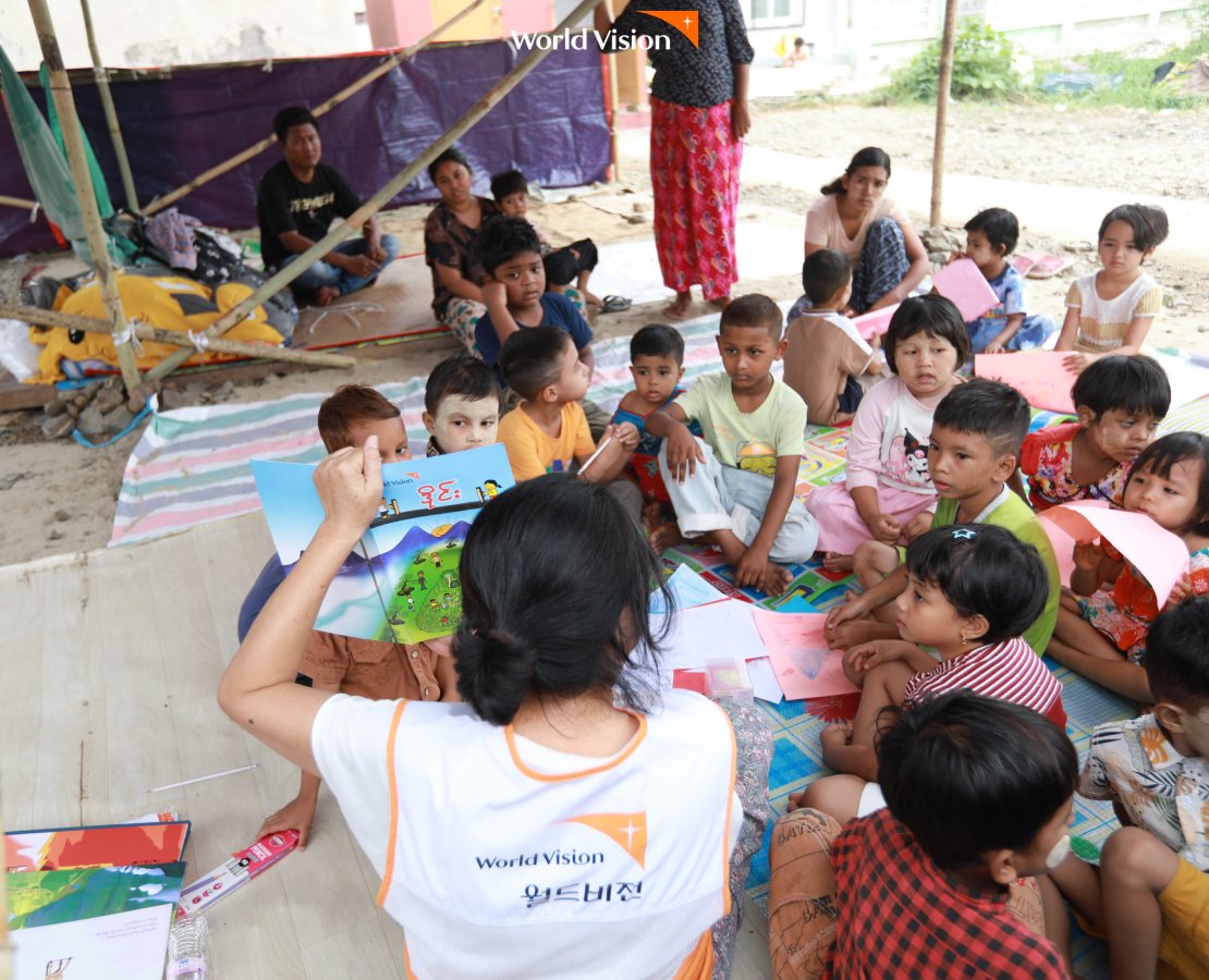 책 읽기 수업을 진행중인 월드비전 직원과 아동들