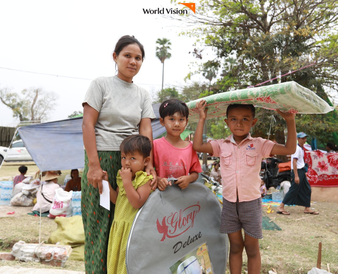 모기장, 매트리스를 수령한 가족