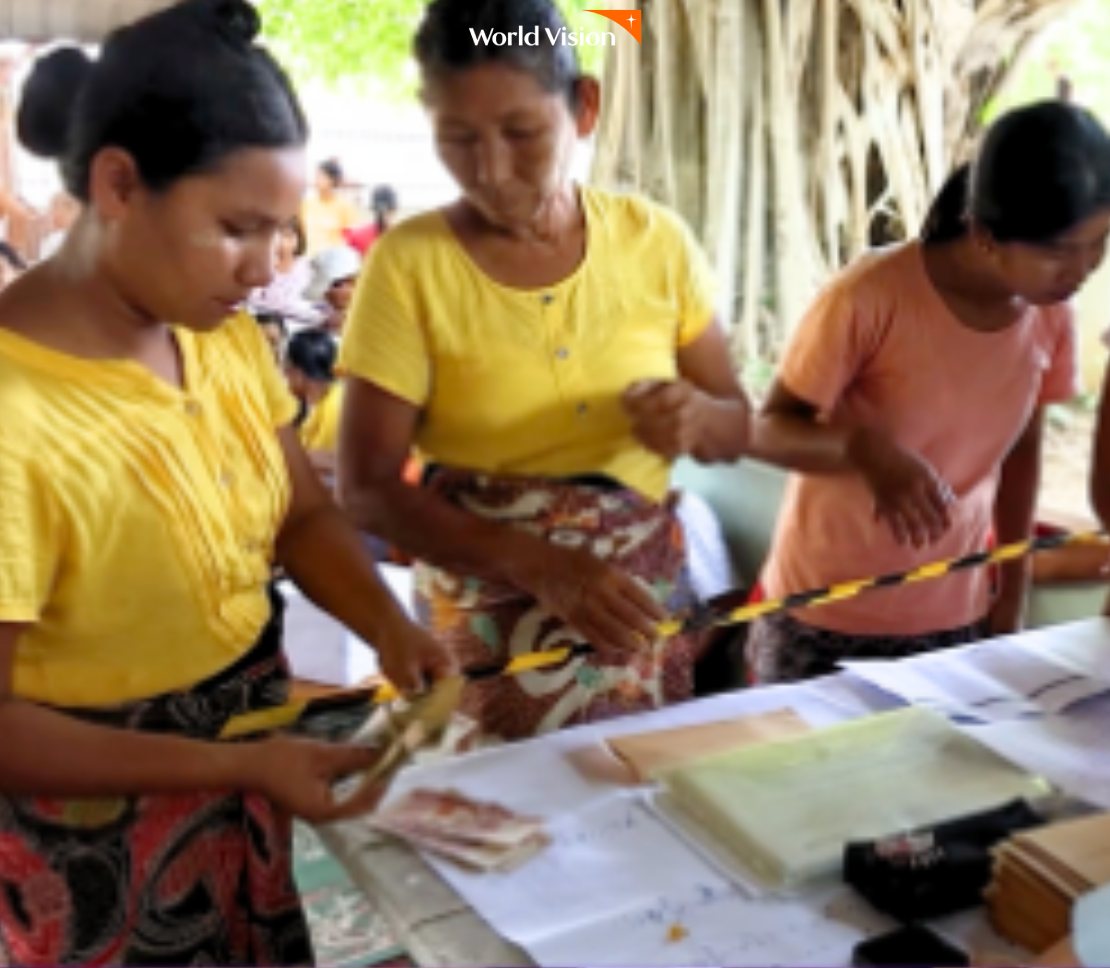 공공 근로 후 현금을 수령하는 사람들