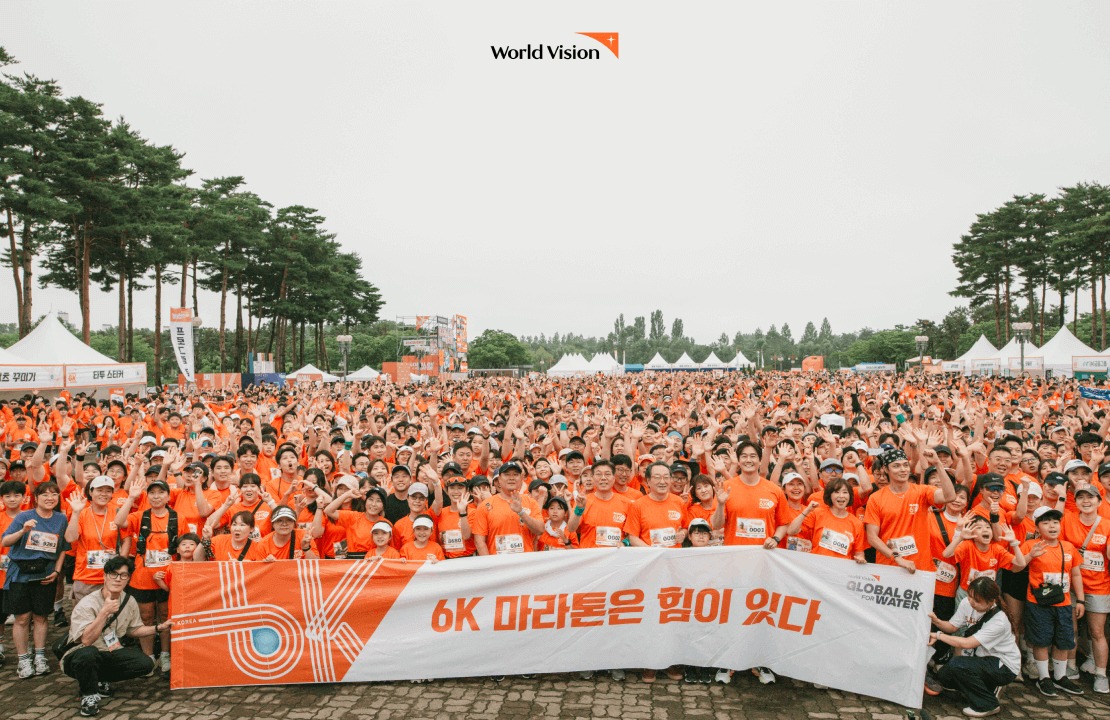 2025년 글로벌 6K 마라톤 서울 대회 참가자의 단체 사진입니다. 