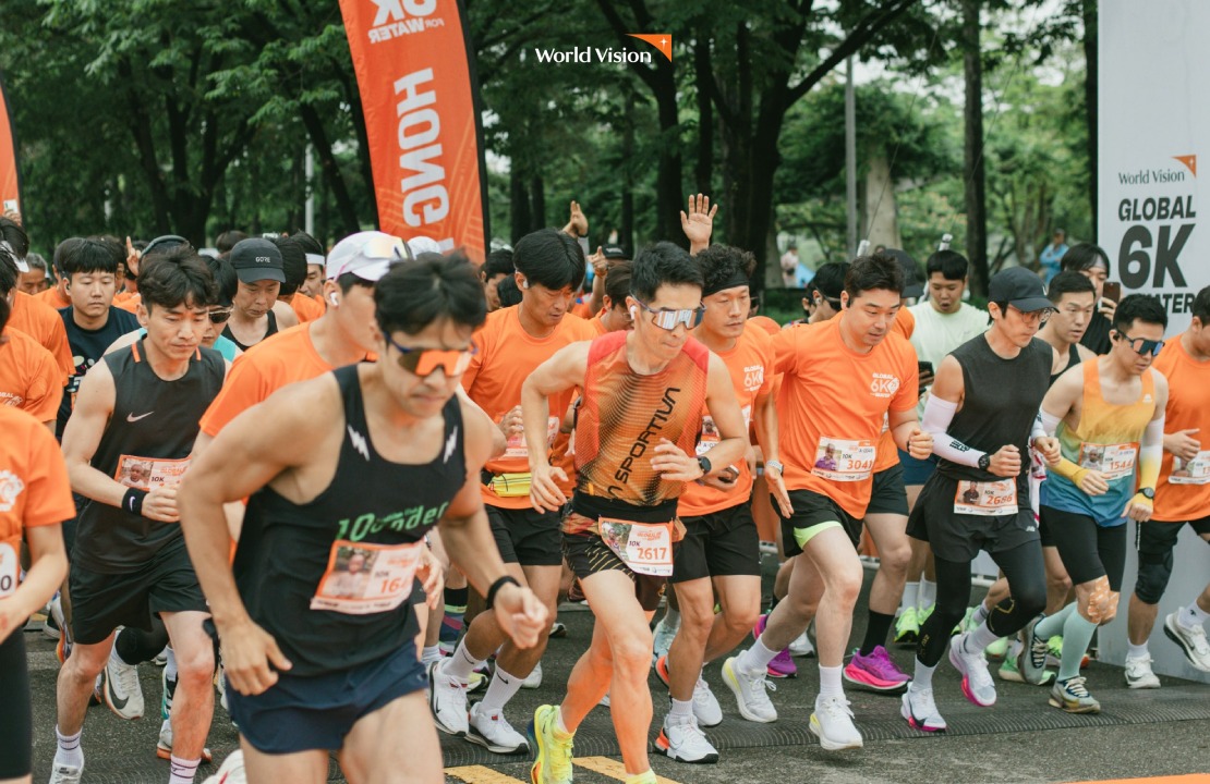2025년 글로벌 6K 마라톤 서울 대회 참가자의들이 코스에서 출발하는 사진입니다. 