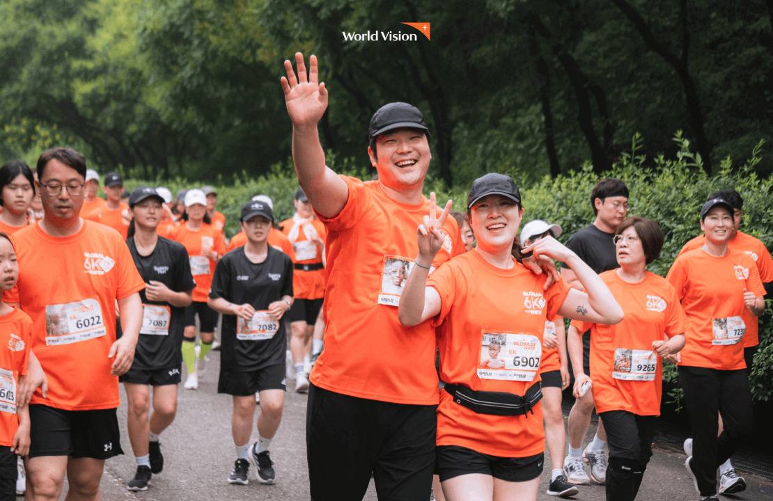 2025년 글로벌 6K 마라톤 서울 대회 참가자들의 사진입니다.