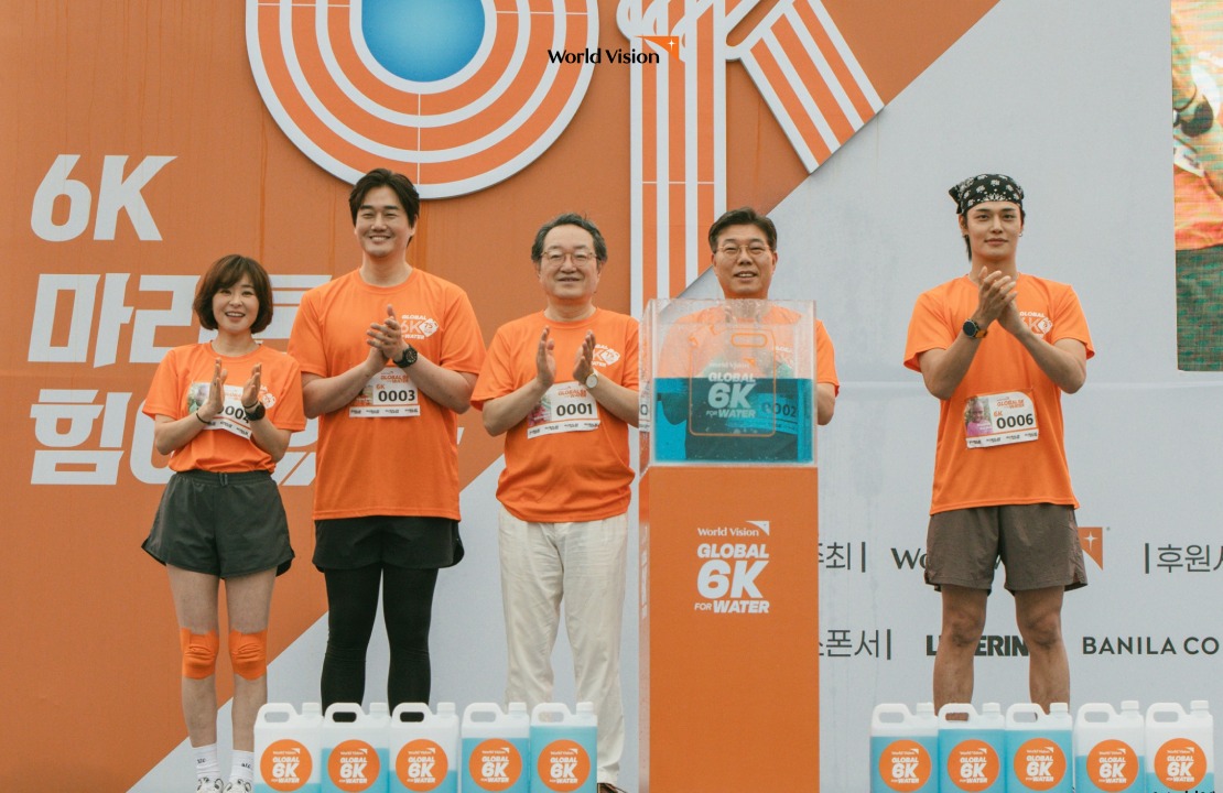 2025 글로벌 6K 마라톤 서울 대회의 개회식 무대 사진입니다. 