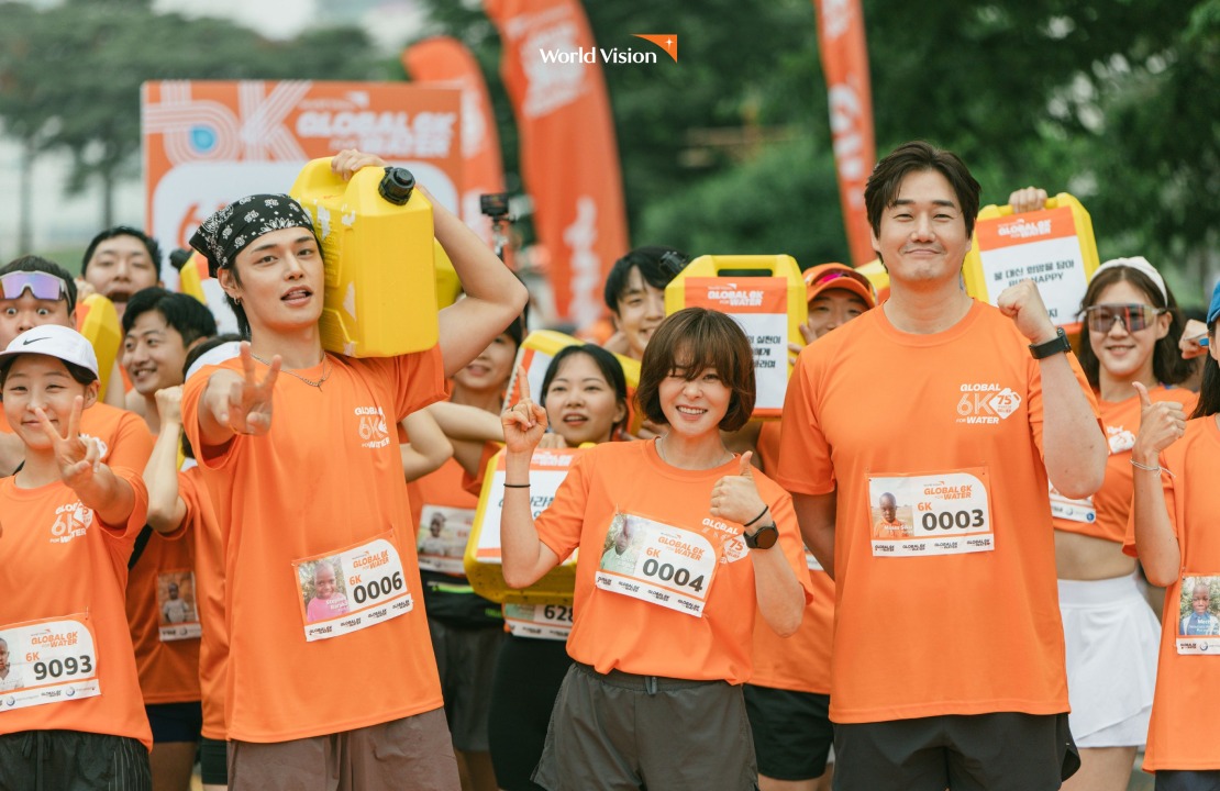 2025 글로벌 6K 마라톤 서울 대회에 참석한 셀럽들의 사진입니다. 