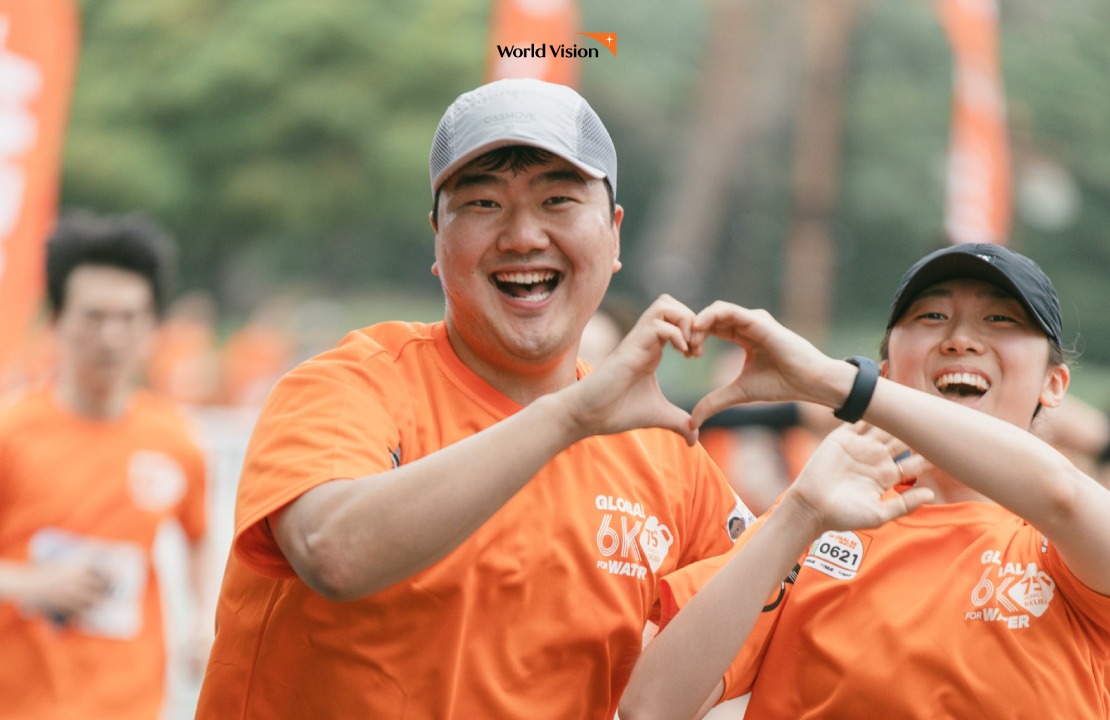 2025 글로벌 6K 마라톤 서울 대회 참가자들이 달리면서 하트를 만들고 있는 모습입니다. 