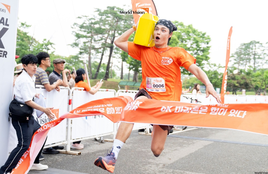 2025 글로벌 6K 마라톤 서울 대회에서 제리캔을 들고 6K 코스를 완주한 모델 정혁님의 모습입니다. 