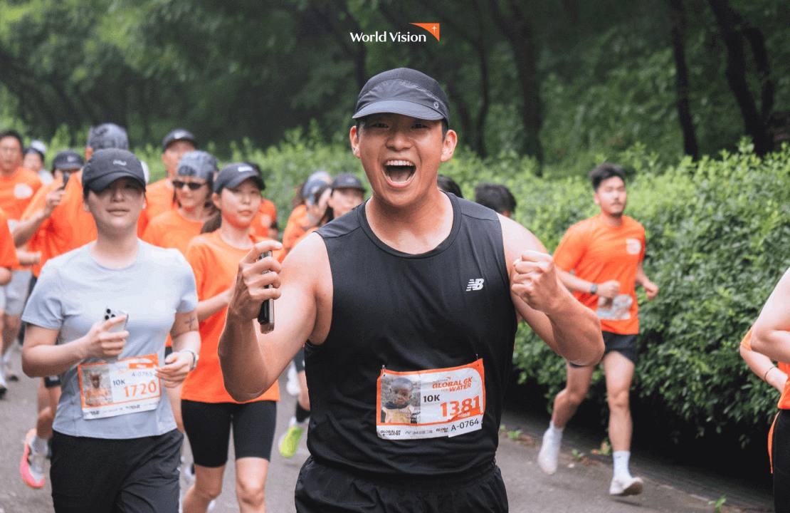 2025 글로벌 6K 마라톤 서울 대회에서 달리고 있는 참가자의 모습입니다. 