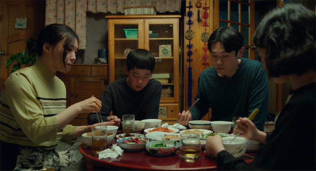 명은 가족 식사 스틸컷