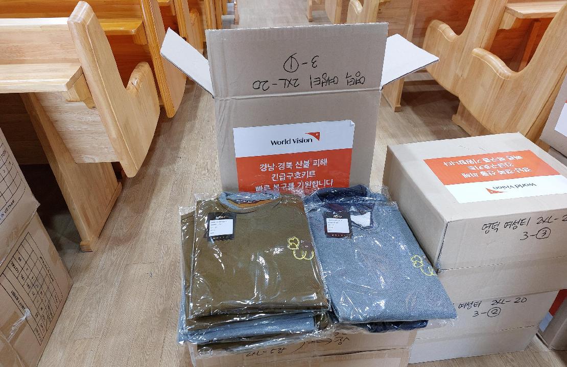 의류, 속옷 키트를 포장하는 장면