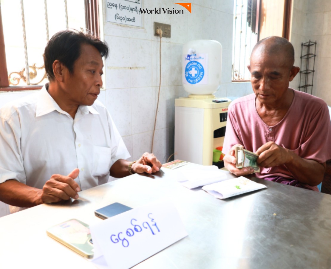 현금지원사진 현금 수령 후 현금을 확인하고 있는 사람