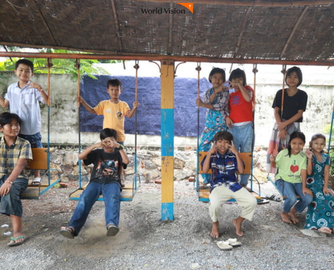 심리사회적지원 그네를타며웃는아이들