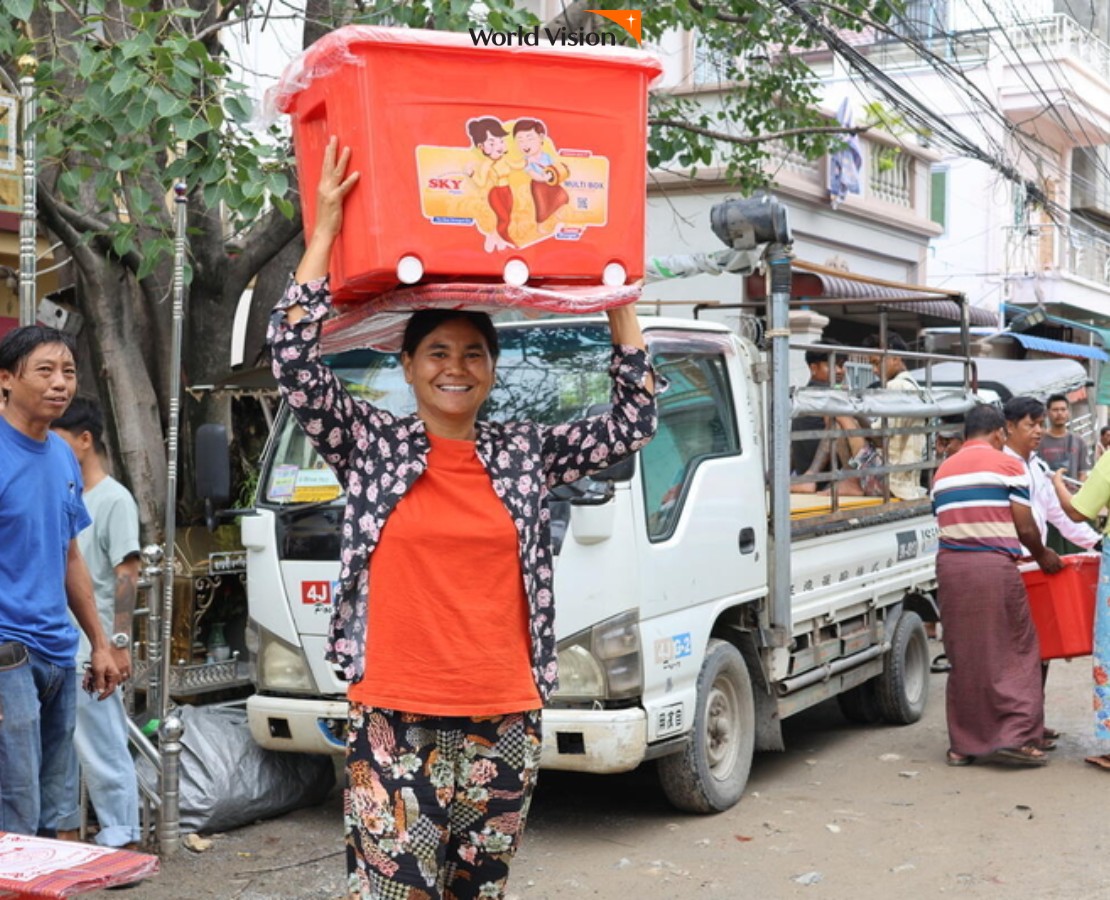 주거키트배분 배분받은물품을머리에 인 여성