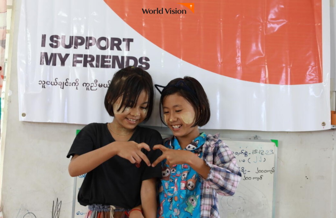 아동보호활동 손가락으로하트를만들고있는 아이들