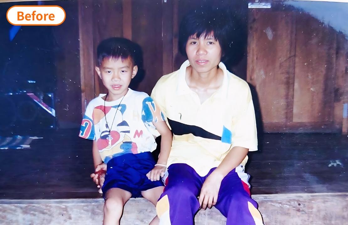 어머니와 함께 마루에 앉아 있는 어린 크루 베이스