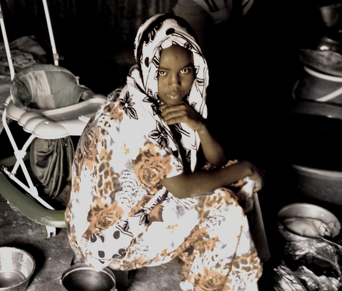 물건이 흩어진 공간에 혼자 있는 여성