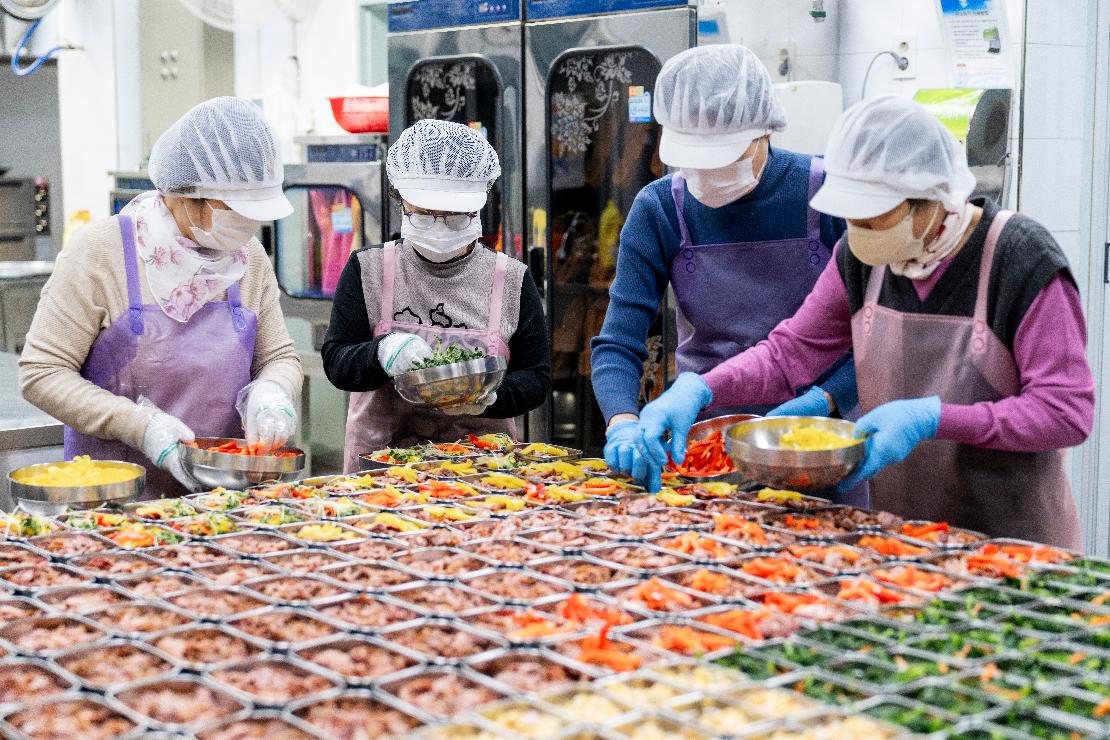 조리사님과 봉사자님들이 사랑의도시락을 만드는 모습