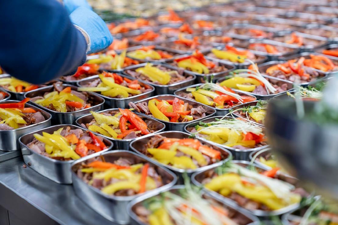 도시락에 반찬을 담는 모습