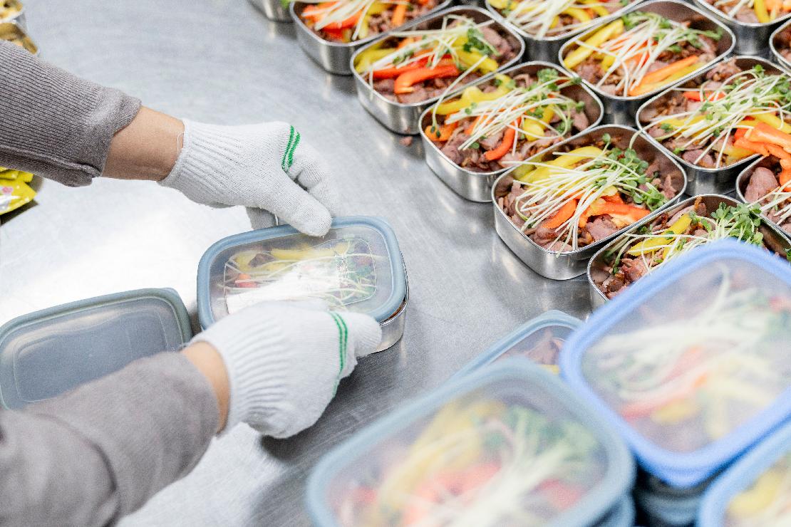 도시락을 포장하는 손