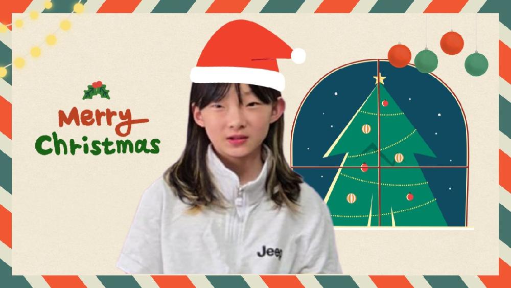 크리스마스 배경으로 디자인된 하은이 모습