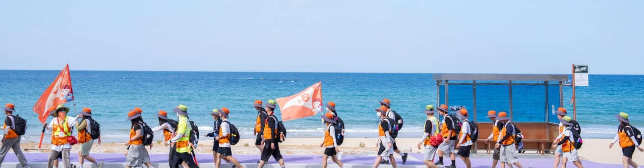 국토대장정 행군중인 아동들