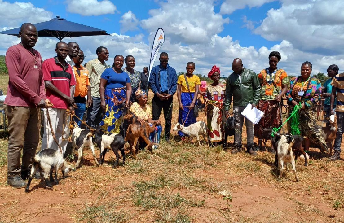 가축을 받은 뮬렌제 마을 주민들