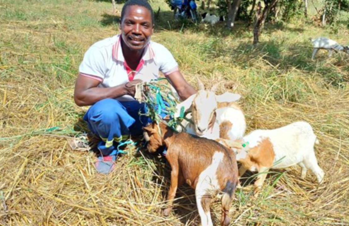 지원 받은 염소와 함께 행복해 하는 주민