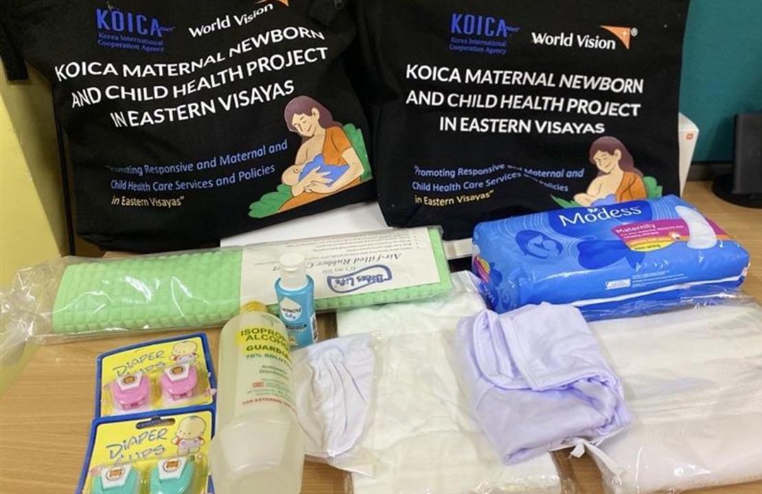 모성키트 구성품(산모용 패드, 천 기저귀, 신생아 옷, 속싸개, 고무매트, 머리싸개, 소독용 알코올, 아기용 비누)