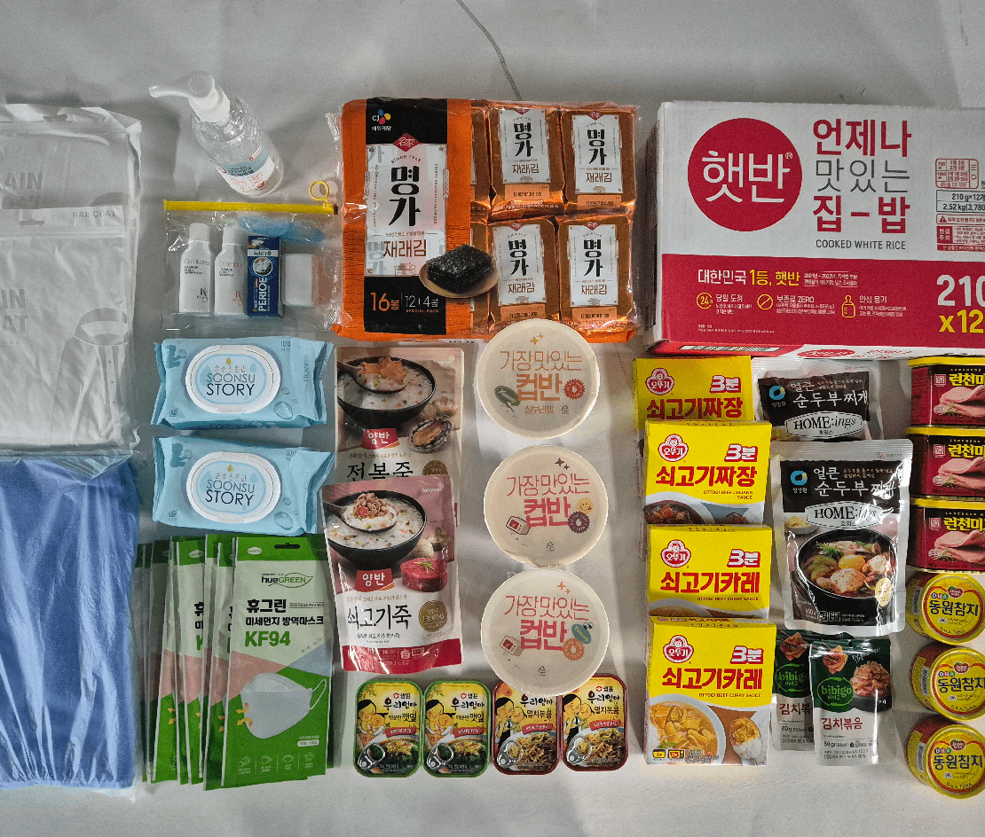 햇반, 김, 참치, 마스크 등으로 구성된 구호키트 구성