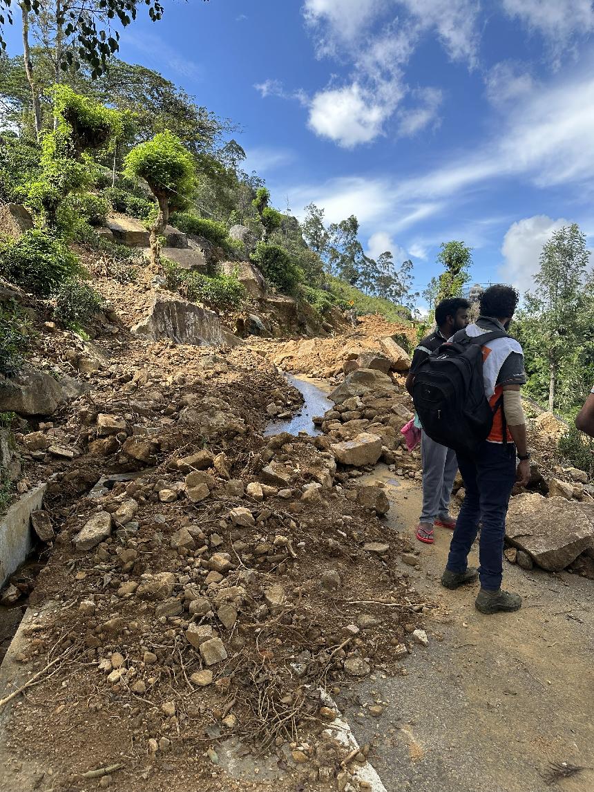 흙더미가 높게 쌓여 있다.