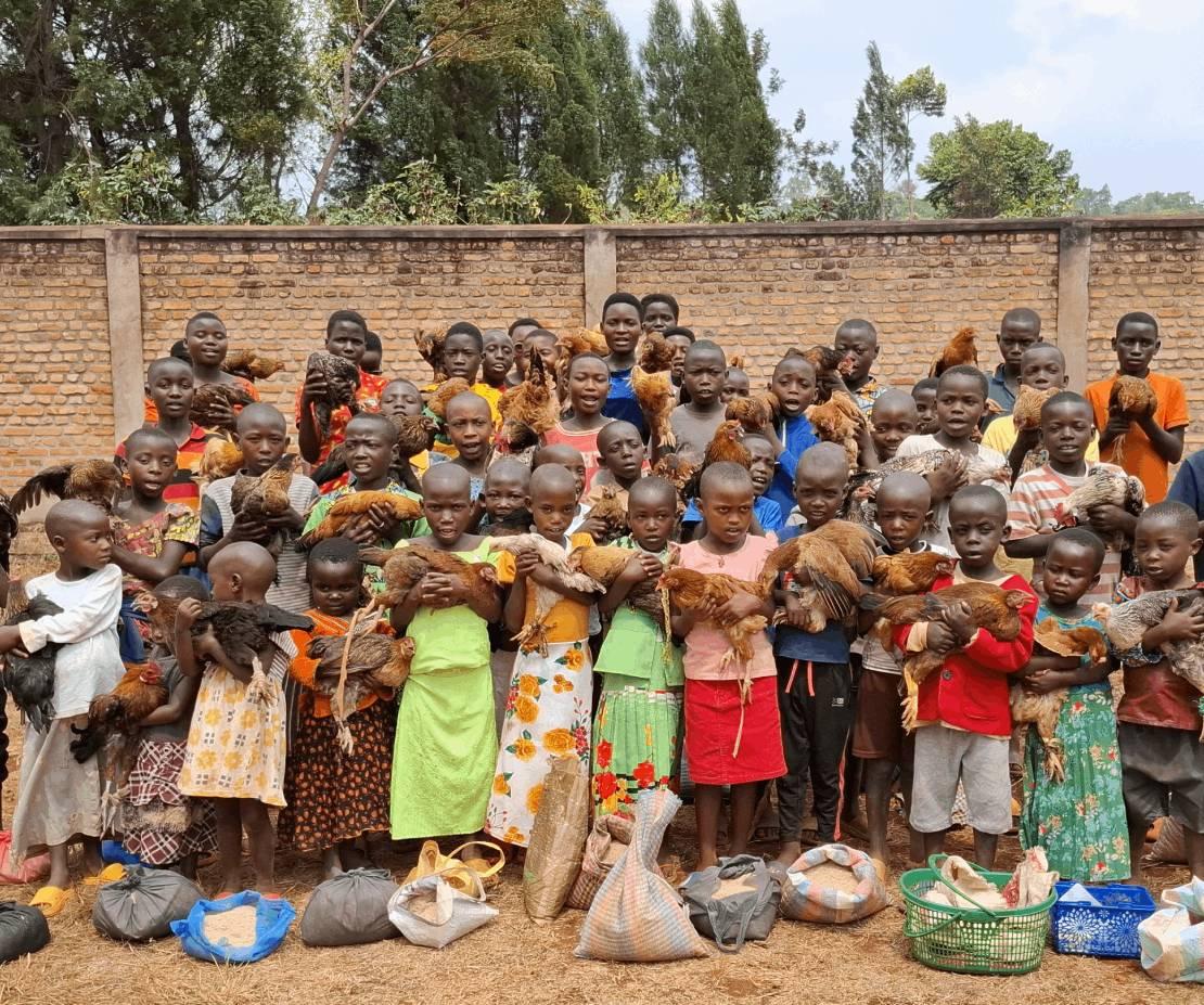 닭 선물 받고 행복해하는 아이들